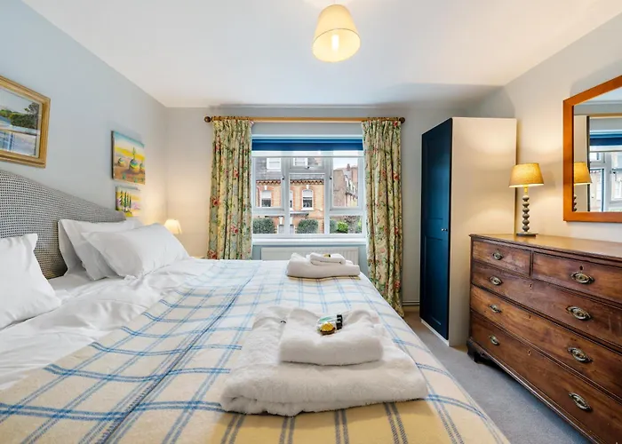 Bright & Cosy Gem ~ Battersea Park View ~ King Bed